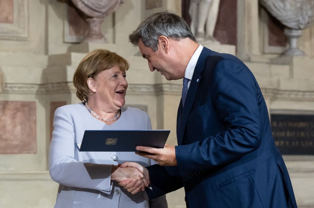 Markus Söder (CSU), Ministerpräsident von Bayern, verleiht Angela Merkel (CDU) den Bayerischen Verdienstorden.