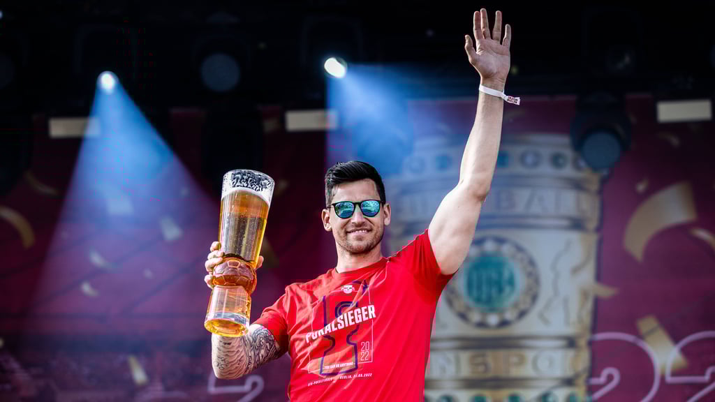 Ciao, Tschauni: Der Keeper beendete seine aktive Karriere mit dem DFB-Pokalsieg und Gerstensaft.