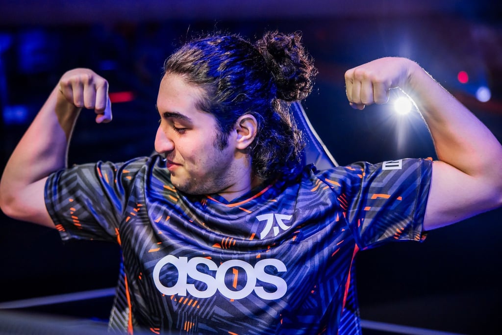 Erfolgreiche Muskelspiele: Valorant-Spieler Alfajer von Fnatic feiert den Sieg gegen EG.