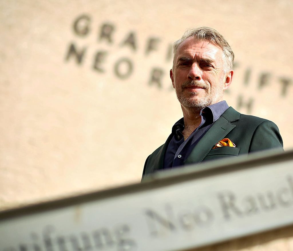 Der Künstler Neo Rauch steht vor dem Haus der Grafikstiftung Neo Rauch in Aschersleben.