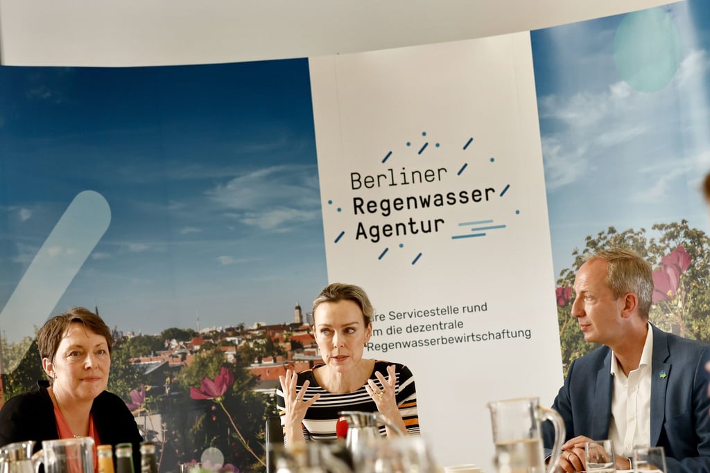 Darla Nickel (l-r), Leiterin der Regenwasseragentur, Manja Schreiner (CDU), Berliner Senatorin für Mobilität, Verkehr, Klimaschutz und Umwelt, und Christoph Donner, Vorstandsvorsitzender Berliner Wasserbetriebe, sprechen bei einer Pressekonferenz.