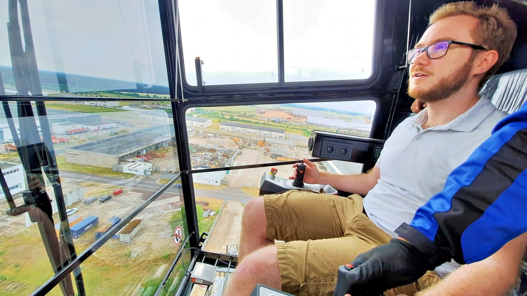 Volksstimme-Reporter Mike Kahnert durfte einmal selbst den AK 810 lenken. Dieser sogenannte Flat-Top-Turmdrehkran hat mit 100 Metern den weltweit längsten Ausleger – Kranarm – seiner Klasse.
