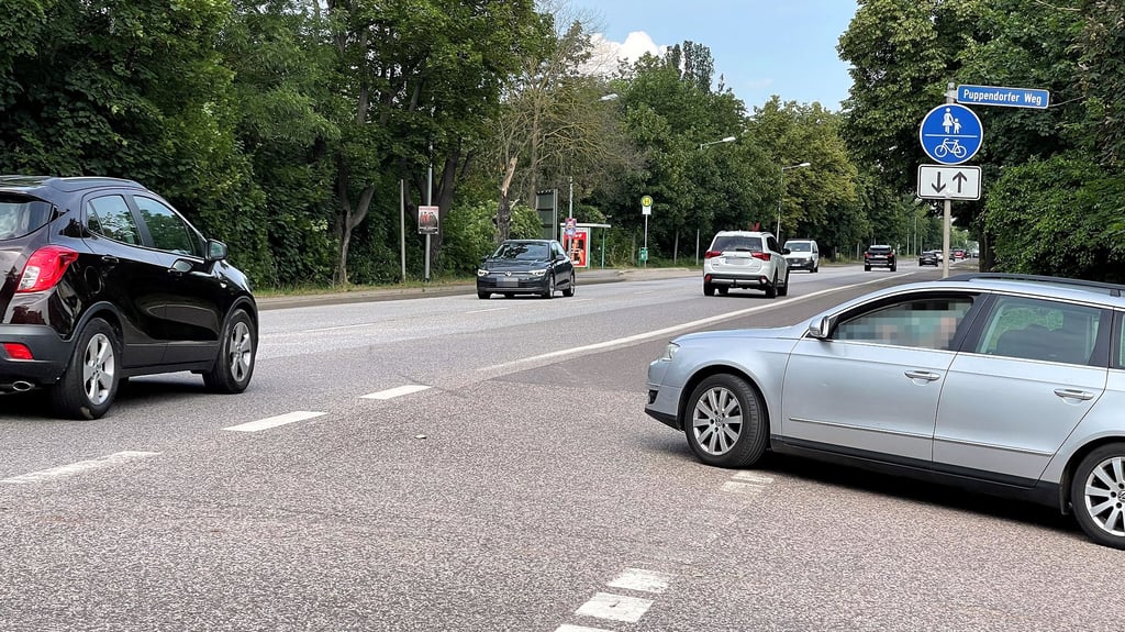 Die Berliner Chaussee in Magdeburgs Osten auf Höhe der  Einfahrt zum Puppendorfer Weg: Im Berufsverkehr kann es schon einmal länger dauern, auf die Bundesstraße zu gelangen. 
