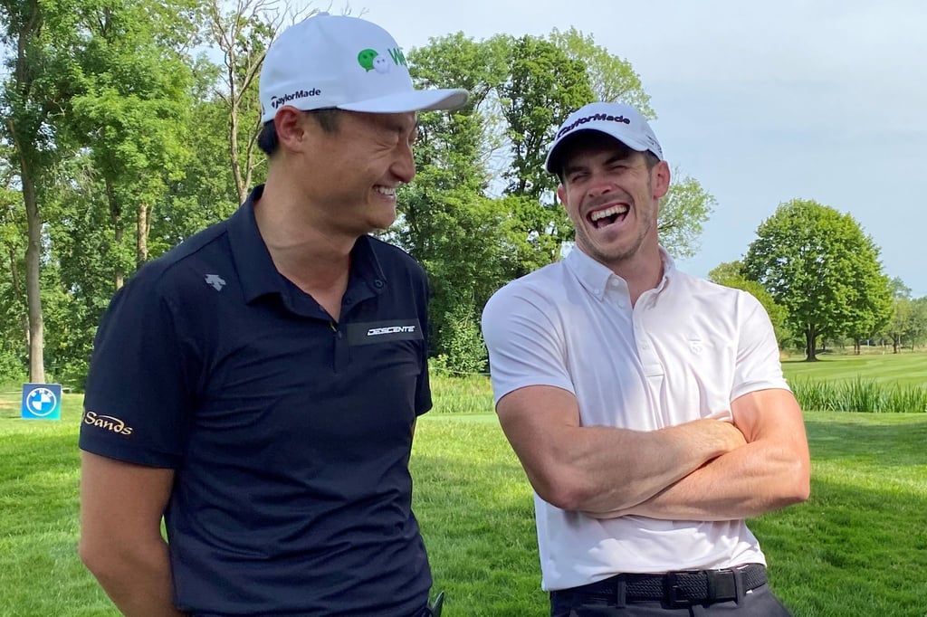 Golfer Haotong Li (l) und der ehemalige Fußballprofi Gareth Bale lachen während des Trainings.