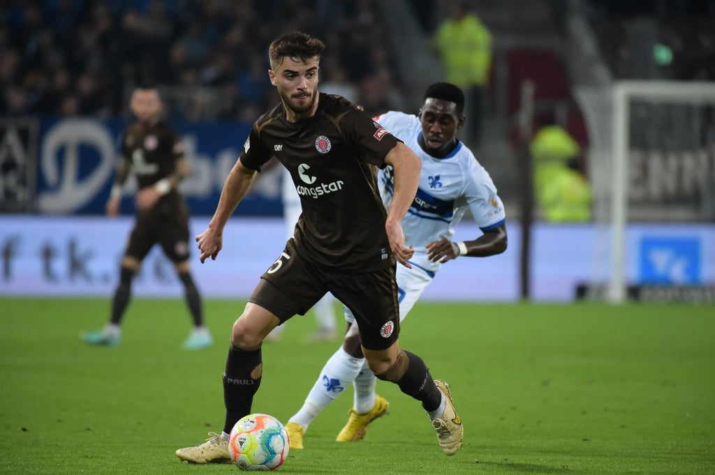 St. Paulis Betim Fazliji läuft mit dem Ball in der eigenen Hälfte.