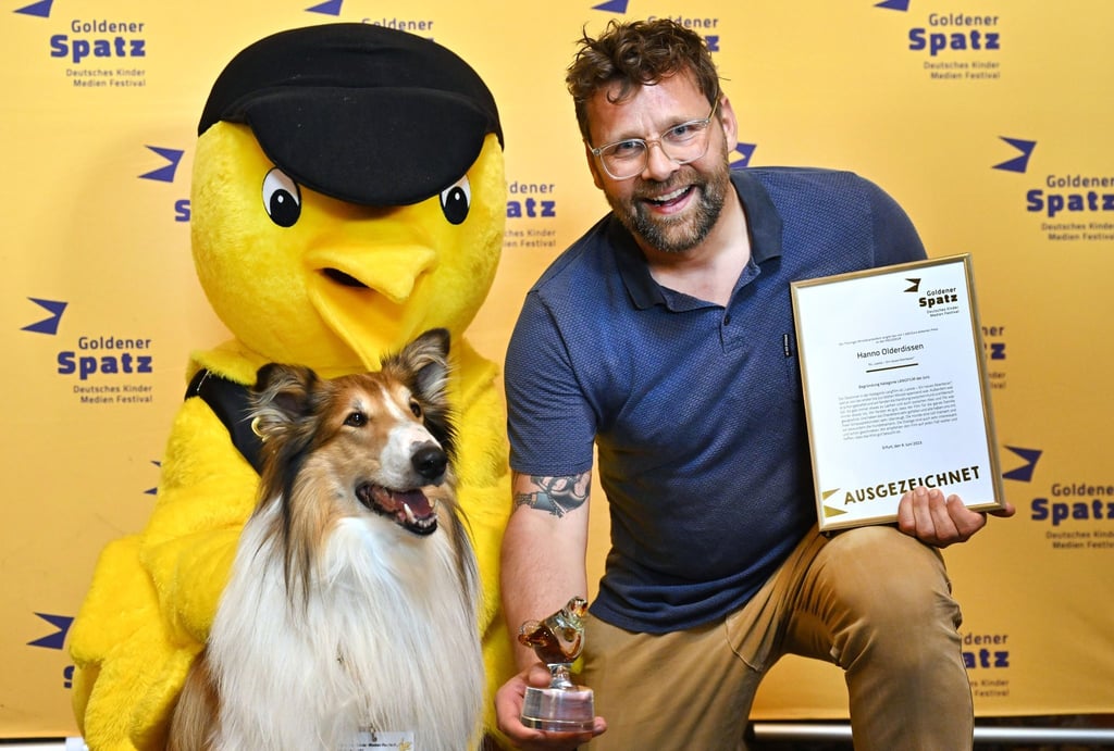Der „Goldene Spatz“, Filmhund „Bandit“ und Regisseur Hannes Olderdissen freuen sich über die Auszeichnung für „Lassie - Ein neues Abenteuer“.