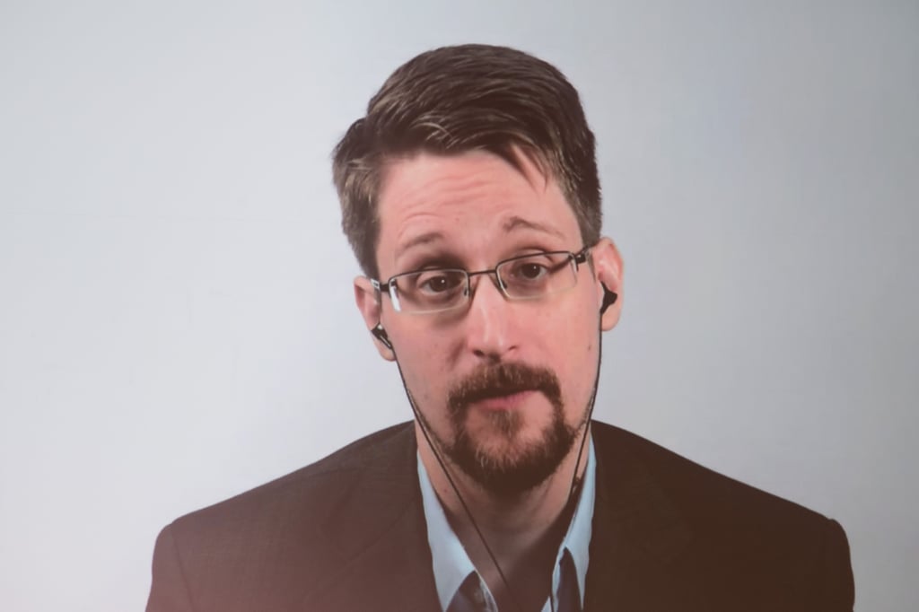 US-Whistleblower Edward Snowden, hier 2019 auf einer Video-Leinwand in der Urania zu sehen, während er bei einer Liveübertragung über sein Buch "Permanent Record: Meine Geschichte" spricht.