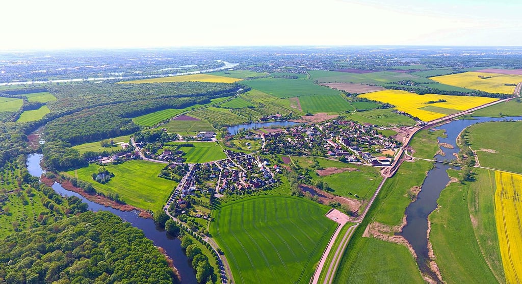Ein Blick aus luftiger Höhe auf Pechau im Osten von Magdeburg. Seit der Eingemeindung im Jahr 1994 bildet das Elbauendorf einen Stadtteil in der Landeshauptstadt.