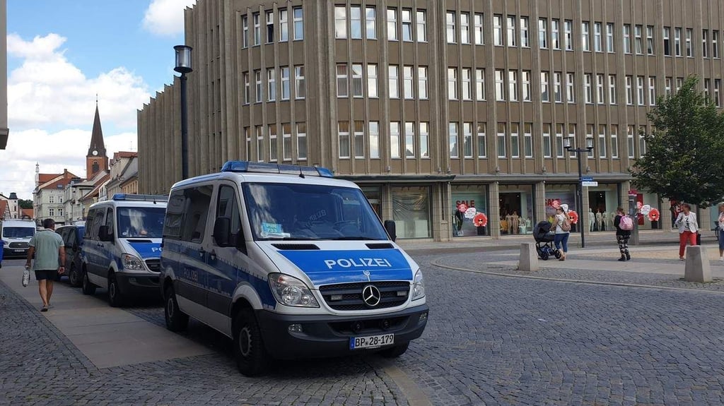 Massive Polizeipräsenz am Winckelmannplatz in Stendal. Dieser Bereich gehört laut Polizeirevier Stendal zur Liste allgemeiner Gefahrenpunkte in Stendal. Doch auch in der Breiten Straße häufen sich die Delikte.