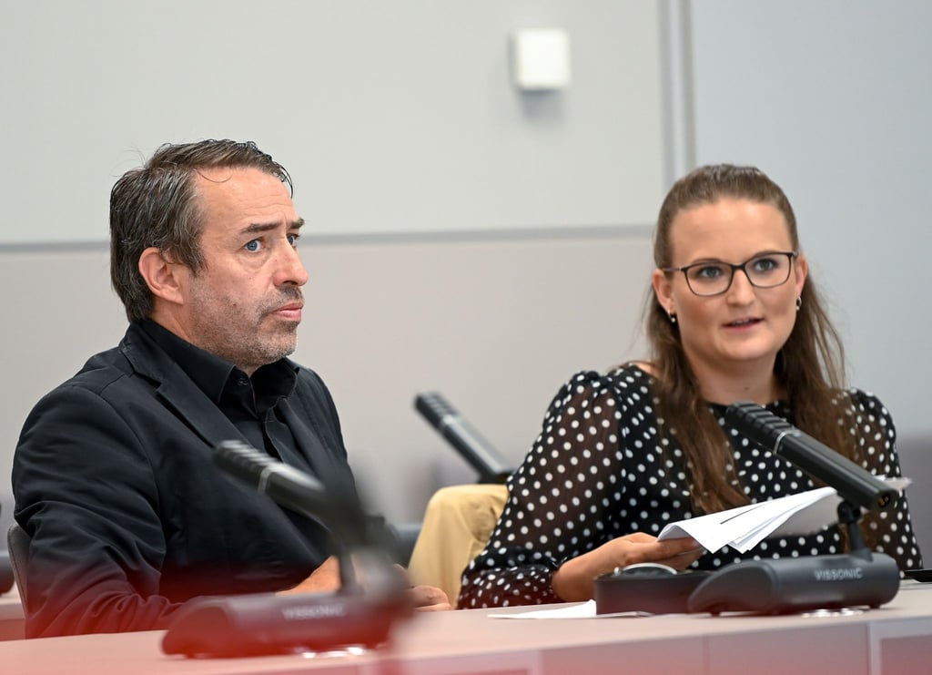 Rechtsextremist Sven Liebich bespricht sich im Amtsgericht, in dem die Hauptverhandlung fortgesetzt werden soll, mit seiner Anwältin Christina Reißmann.
