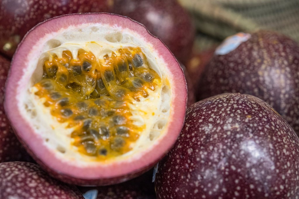 Je nach Reifegrad haben Passionsfrüchte eine grünbraune bis violette Schale. Maracujas sind dagegen gelb.