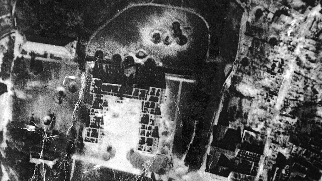 Beim Luftangriff auf Zerbst am 16. April 1945 schlugen im Schlossgarten mehrere Bomben ein, wie die Luftaufnahme zeigt. Die Frage ist: Ruhen immer noch welche unter der Erde?