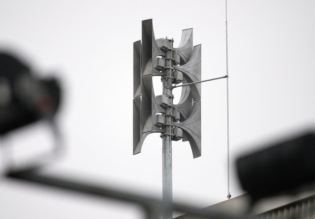 Eine Sirene ist auf dem Haus 1 des Verwaltungscampus installiert.