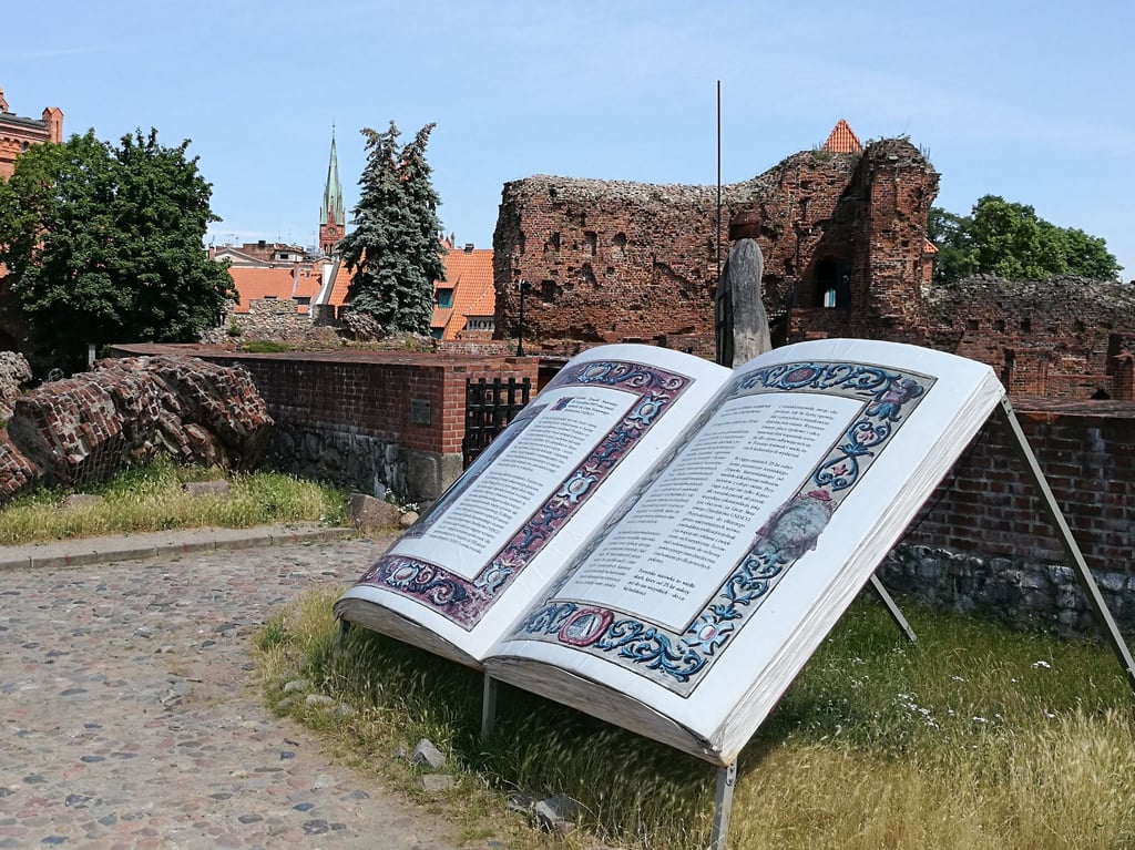 Die Geschichte der Toruner Burgruine oberhalb der Weichsel können Besucher in einem großen Buch nachlesen.