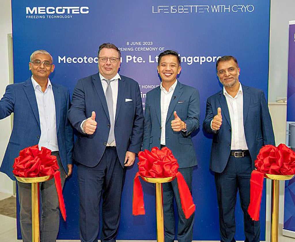 Mecotec-CEO Enrico Klauer (2.v.l.) bei der Eröffnung der Niederlassung in SIngapur.