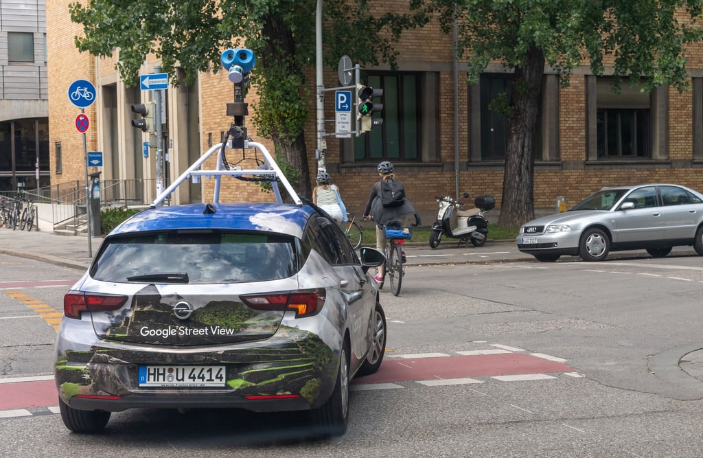 Mit Mast und vielen Linsen: Eines von Googles Kamera-Autos fährt durch München.