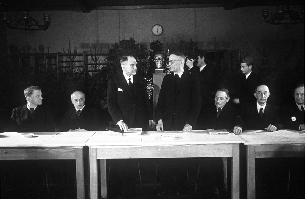 Adolf Grimme (Mitte l), Kultusminister von Niedersachsen, und Professor Otto Hahn (Mitte r), Präsident der Max-Planck-Gesellschaft, nehmen an der Gründungssitzung der Max-Planck-Gesellschaft teil. Die Max-Planck Gesellschaft wird in diesem Jahr 75 Jahre alt.