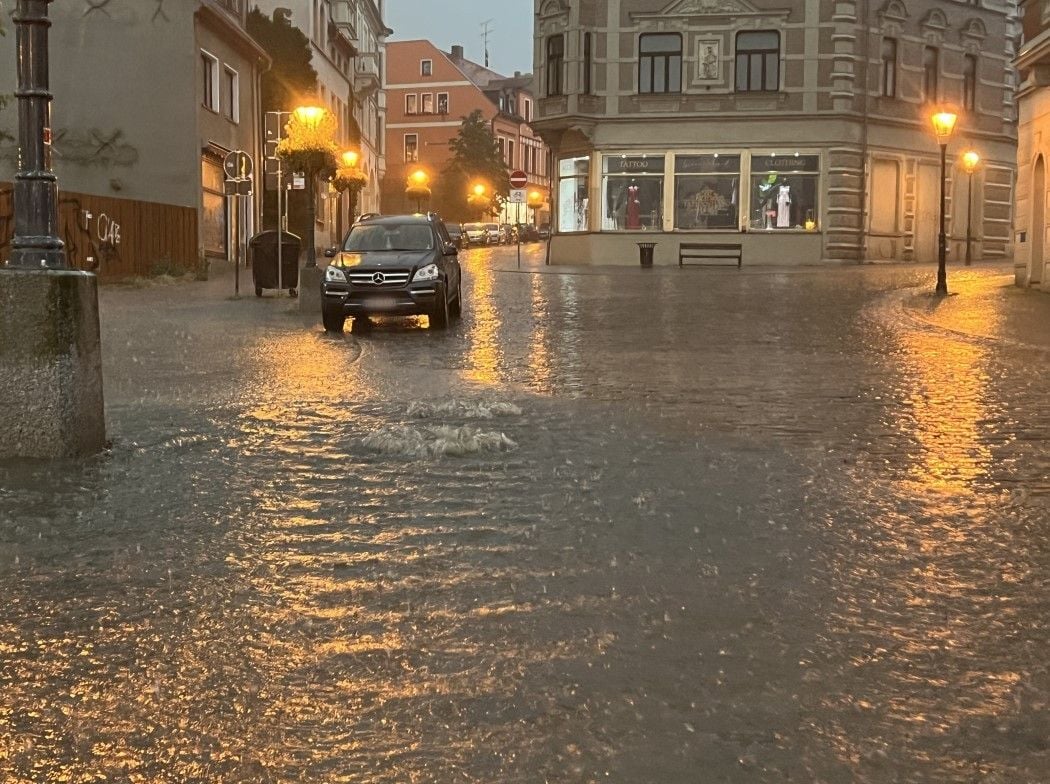 Mit Video: Unwetter Sachsen-Anhalt: Starkregen Setzt Saalplatz In ...