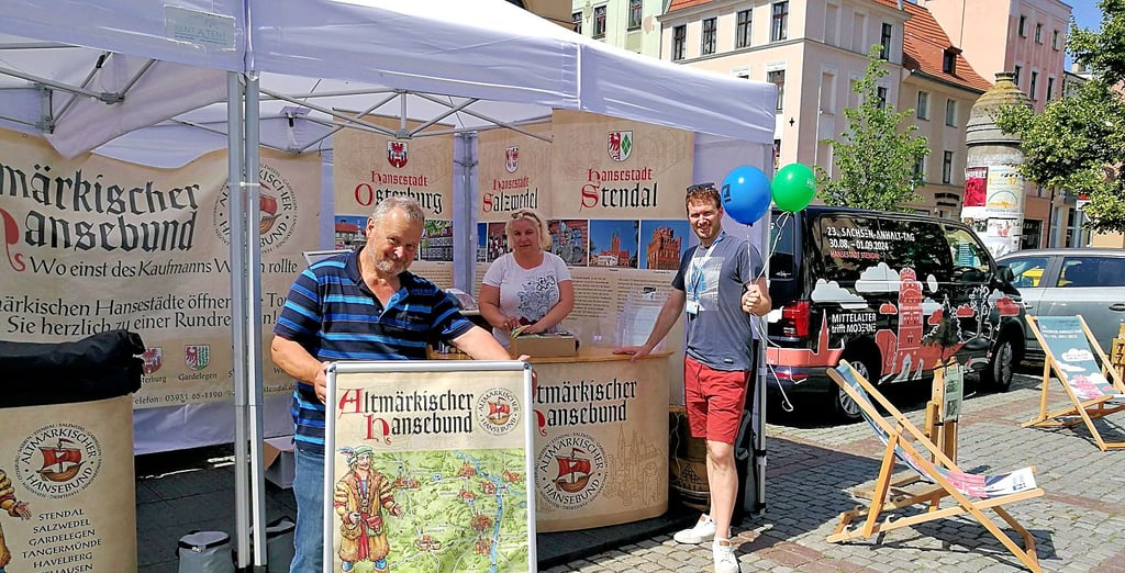 Matthias Neumann (Stendal, von rechts), Bianca Meinecke (Werben) und Detlef Preetz (Osterburg) haben im polnischen Torun den Stand des Altmärkischen Hansebundes vorbereitet. Ab Freitag, 23. Juni, wird auf dem Hansemarkt kräftig die Werbetrommel gerührt.