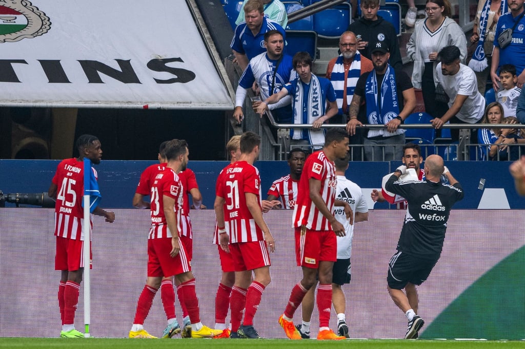Die Spieler von Union Berlin leiteten bei einem Unfall auf Schalke sofortige Hilfe ein.