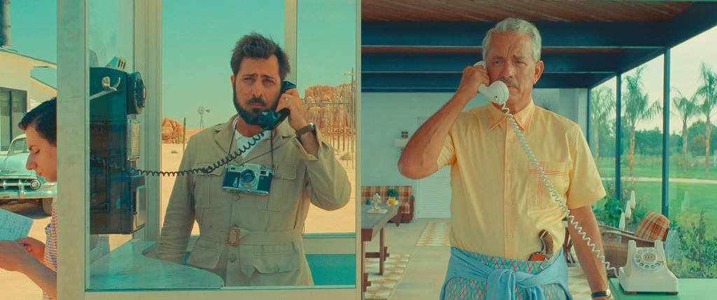 Jason Schwartzman als Mitch Campbell und Tom Hanks als Schwiegervater in einer Szene des Films "Asteroid City".