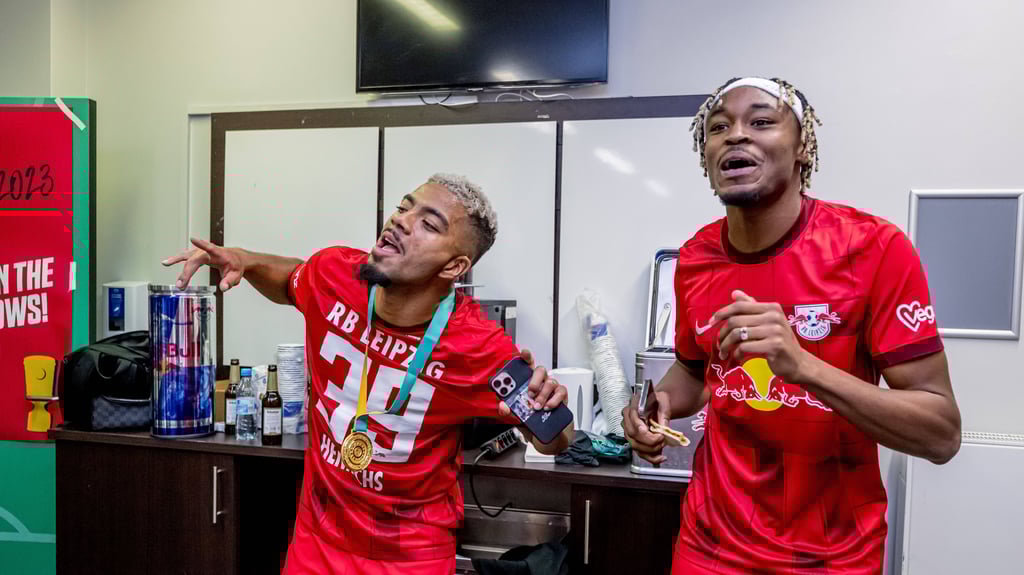 Benjamin Henrichs (l.) und Mo Simakan feiern den Pokalsieg an den Turntables