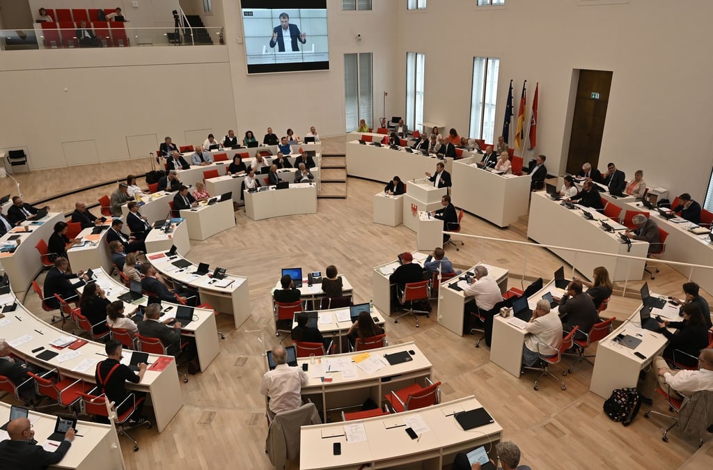 Daniel Keller (SPD), Fraktionsvorsitzender, spricht in der Debatte der Sitzung des Landtages.