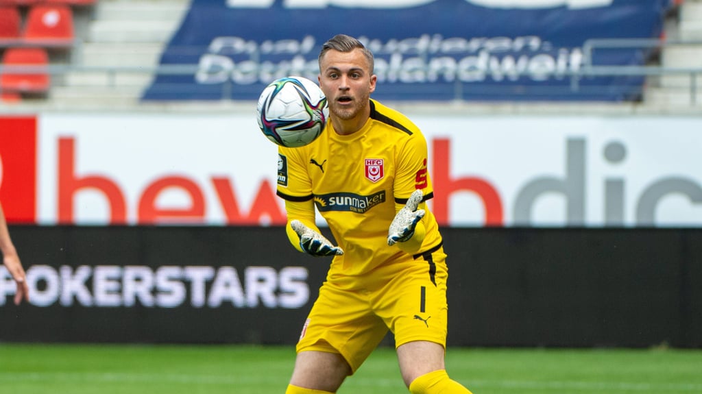 Torhüter Sven Müller lief bereits von 2020 bis 2022 in 32 Drittliga-Spielen für den HFC auf. Nun kehrt er nach Halle zurück.