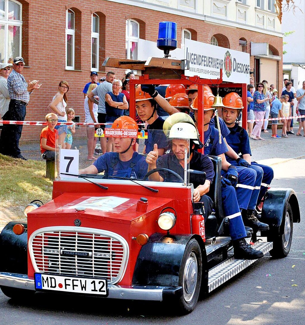 Beim Seifenkistenrennen in Magdeburg-Diesdorf starteten 2019 auch Mitglieder der Diesdorfer Jugendfeuerwehr.