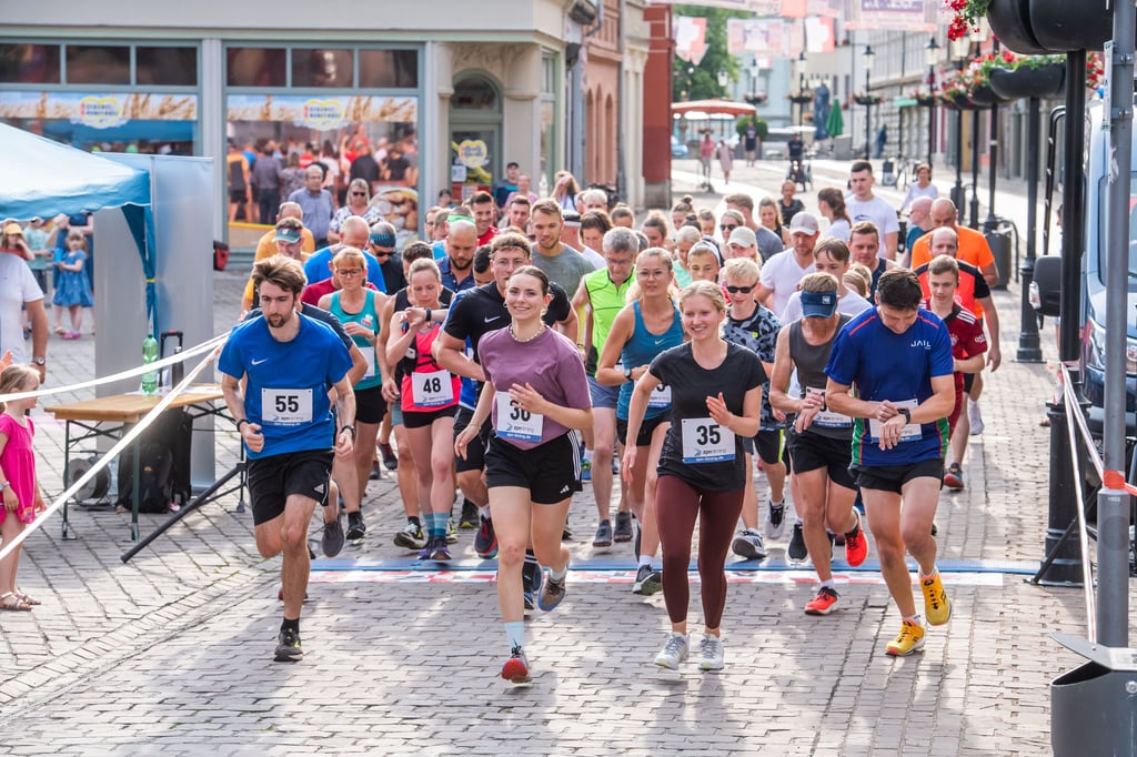 Start am Naumburger Holzmarkt: Erstmals fand ein Kirschfestlauf, 65 Teilnehmer gehen auf die 4,4 Kilometer lange Strecke rund um die Naumburger Innenstadt.