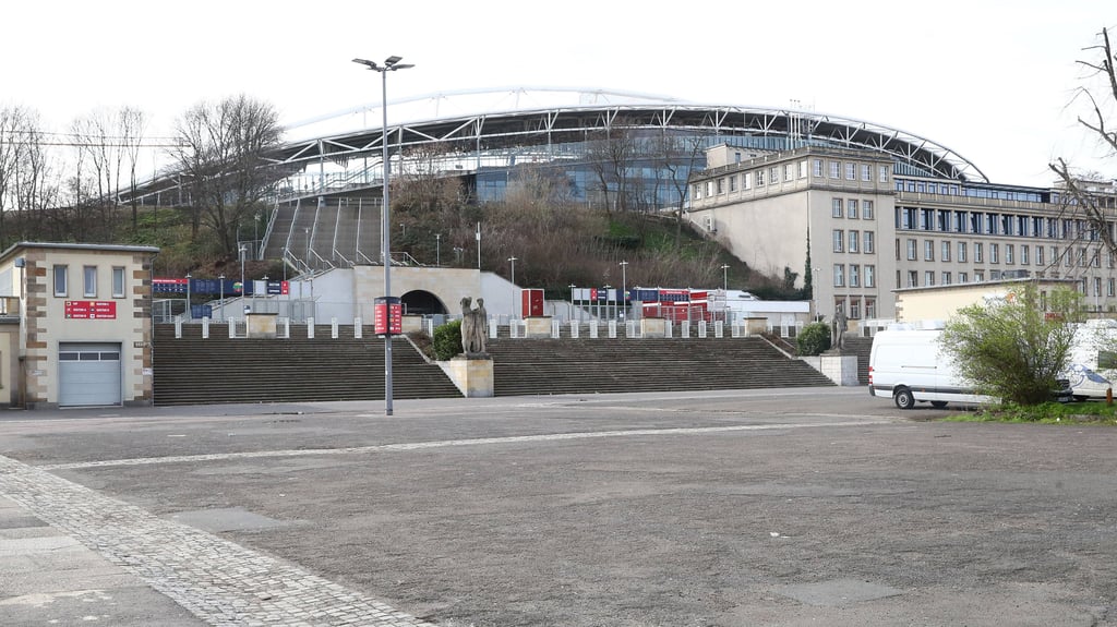 Keine Schönheit: Der Stadionvorplatz von RB Leipzig.