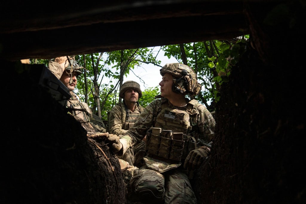 Ukrainische Soldaten der 28. Brigade sitzen in ihrer Stellung an der Frontlinie in der Region Donezk.