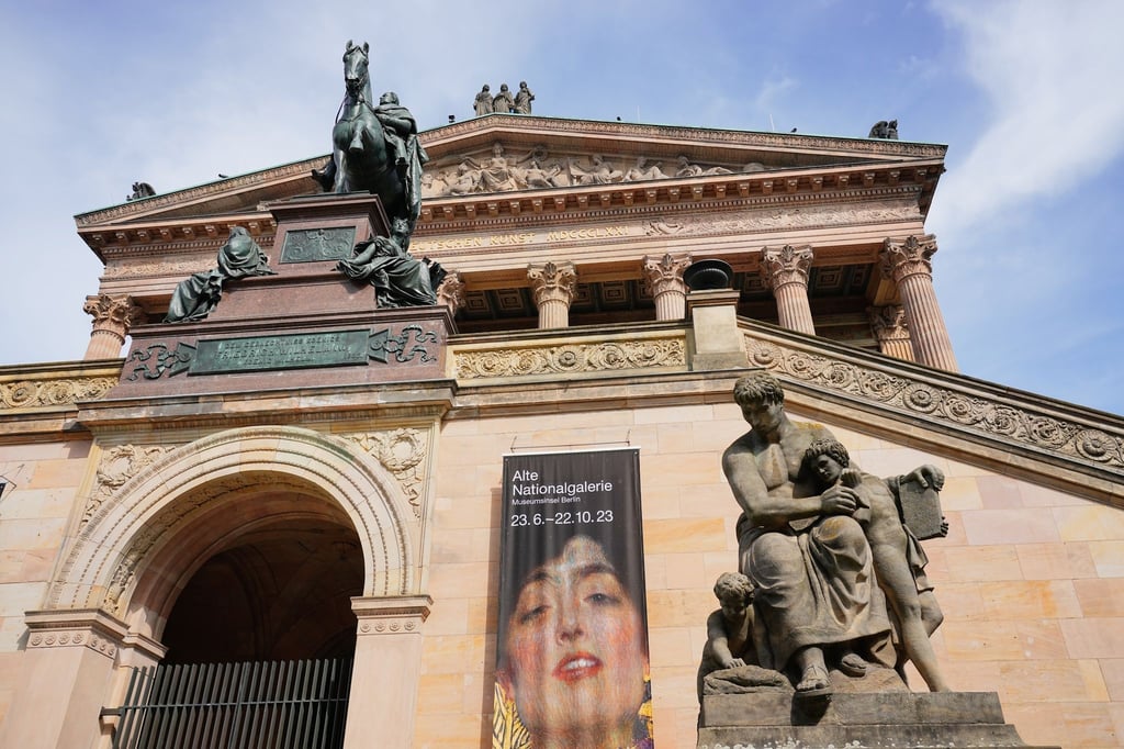 Ein Plakat mit dem Gemälde „Judith“ von Gustav Klimt hängt am Eingang zur Alten Nationalgalerie.