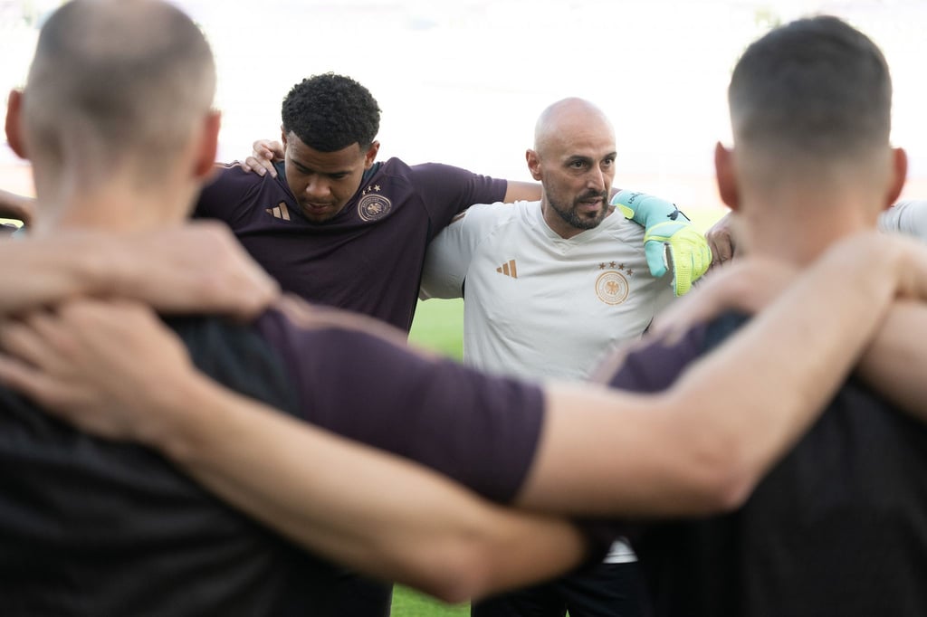 U21-Trainer Antonio Di Salvo schwört sein Team ein.