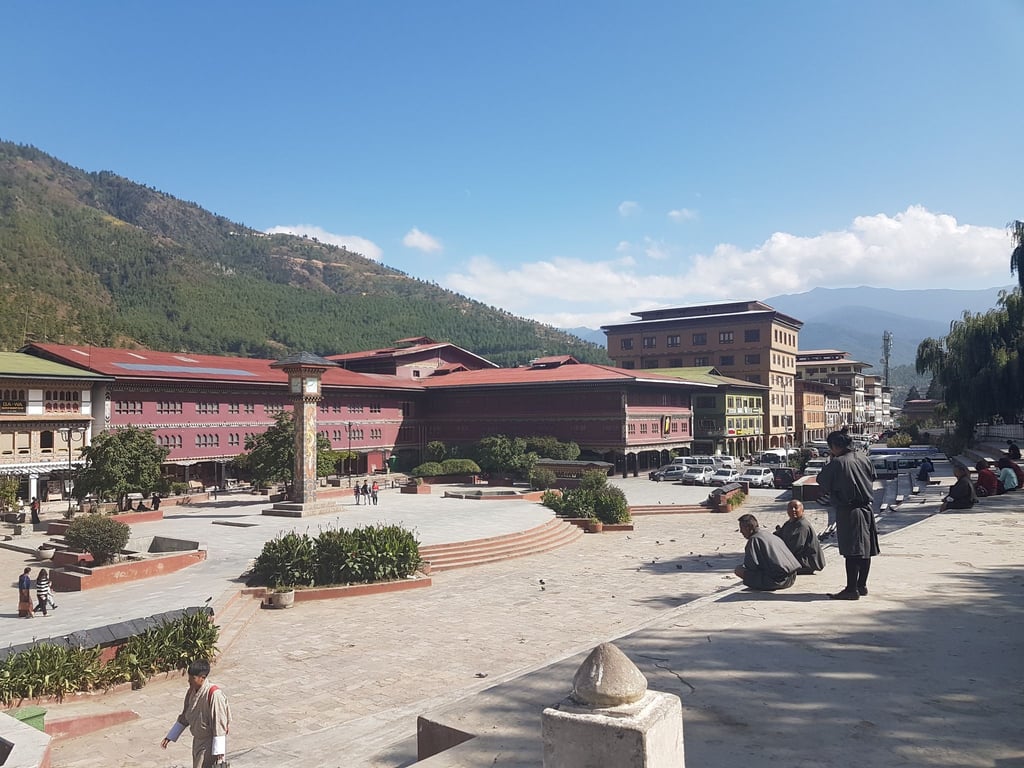 Besucher, die die Touristensteuer vier Tage lang bezahlen, dürfen nun vier weitere Tage ohne Gebühr in Bhutan bleiben. Wer die Gebühr zwölf Tage lang bezahlt, bekommt 18 weitere Tage dazu.
