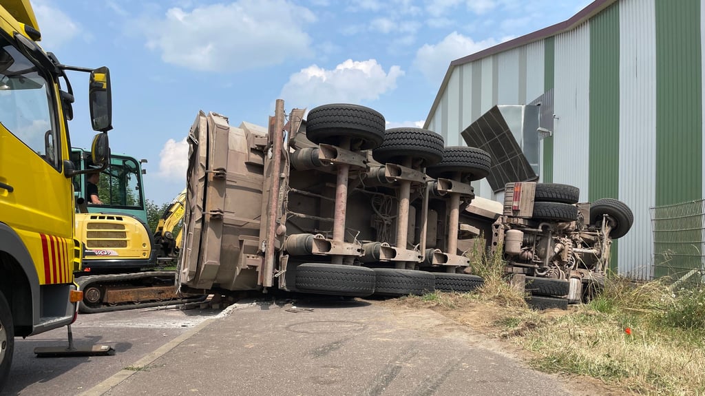 Zu einem Lkw-Unfall mit anschließender Vollsperrung ist es am Donnerstagmorgen am Glindenberger Weg in Magdeburg gekommen. Foto: