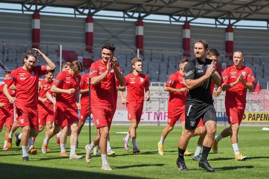 Die HFC-Spieler wollen zum Trainingsstart wieder Aufbruchstimmung vermitteln.