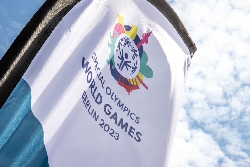 Fahnen der Special Olympics World Games Berlin 2023 wehen auf dem Gelände des Olympiaparks.