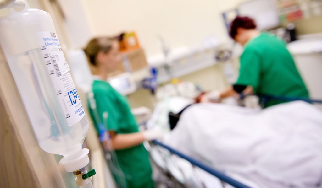 Hinter den Kulissen im Pflegeberuf: In Sachsen-Anhalt wurden 2022 fast 20 Prozent weniger Ausbildungsverträge geschlossen. Zwei von ihnen sprechen über mögliche Gründe.