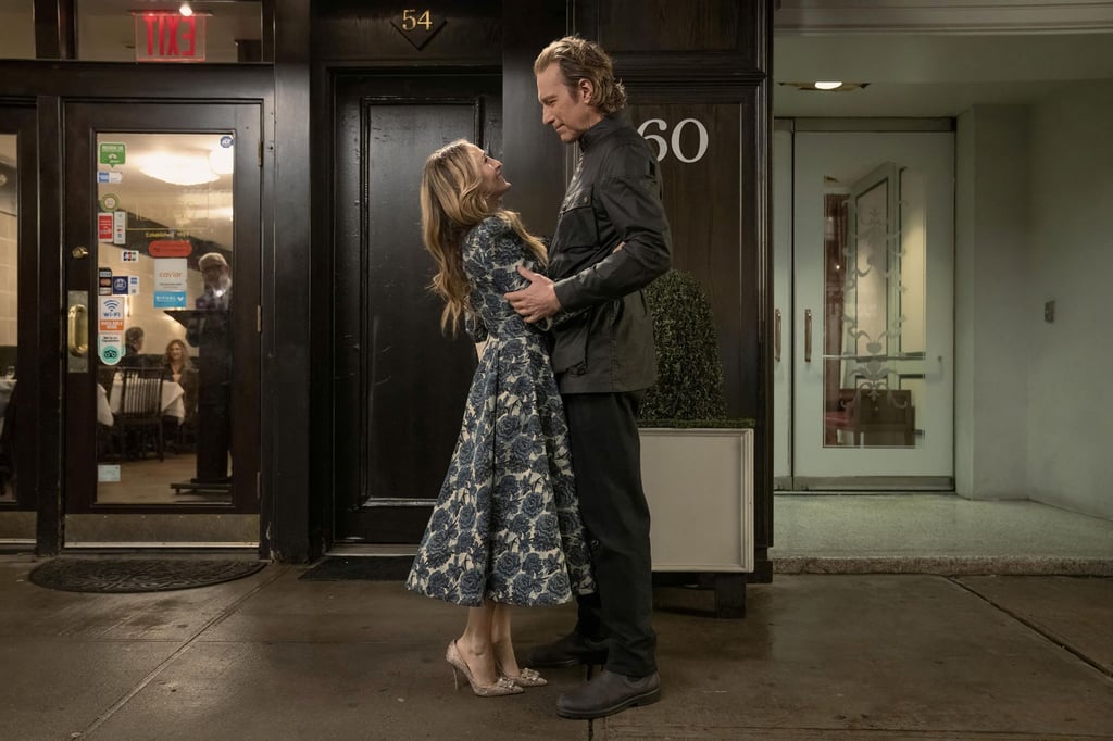 Carrie (Sarah Jessica Parker) trifft Aidan Shaw (John Corbett) in einer Szene der zweiten Staffel von „And Just Like That“.