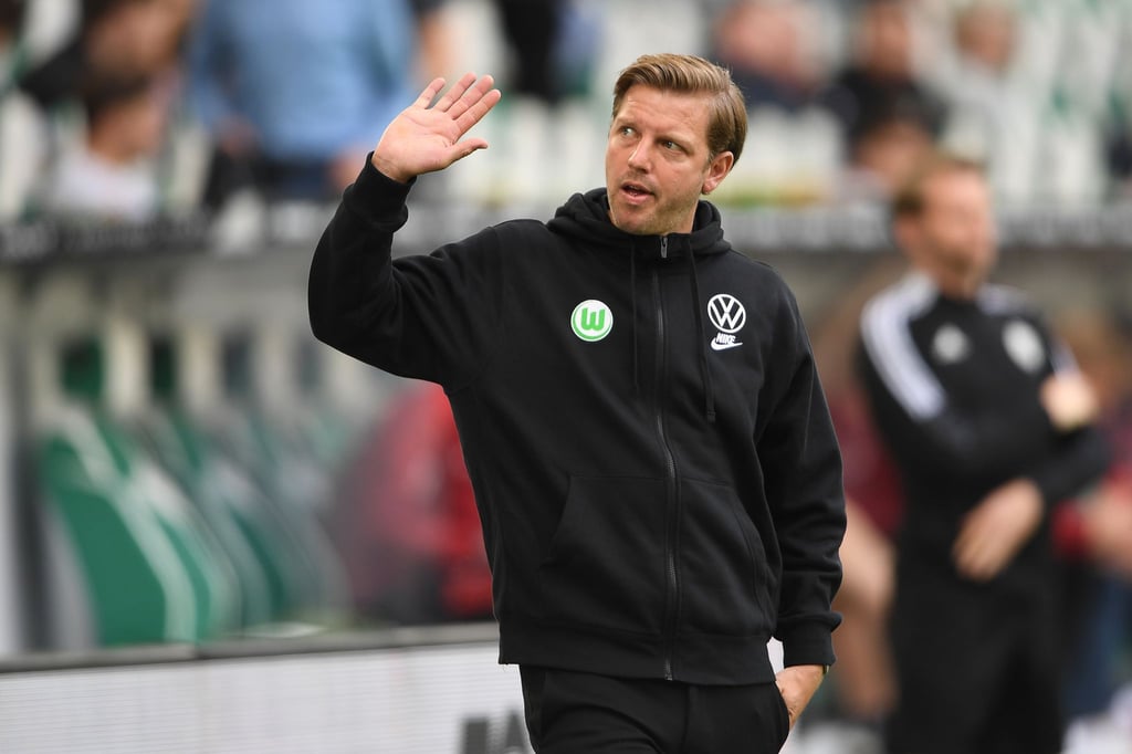 Wolfsburgs Trainer Florian Kohfeldt winkt.