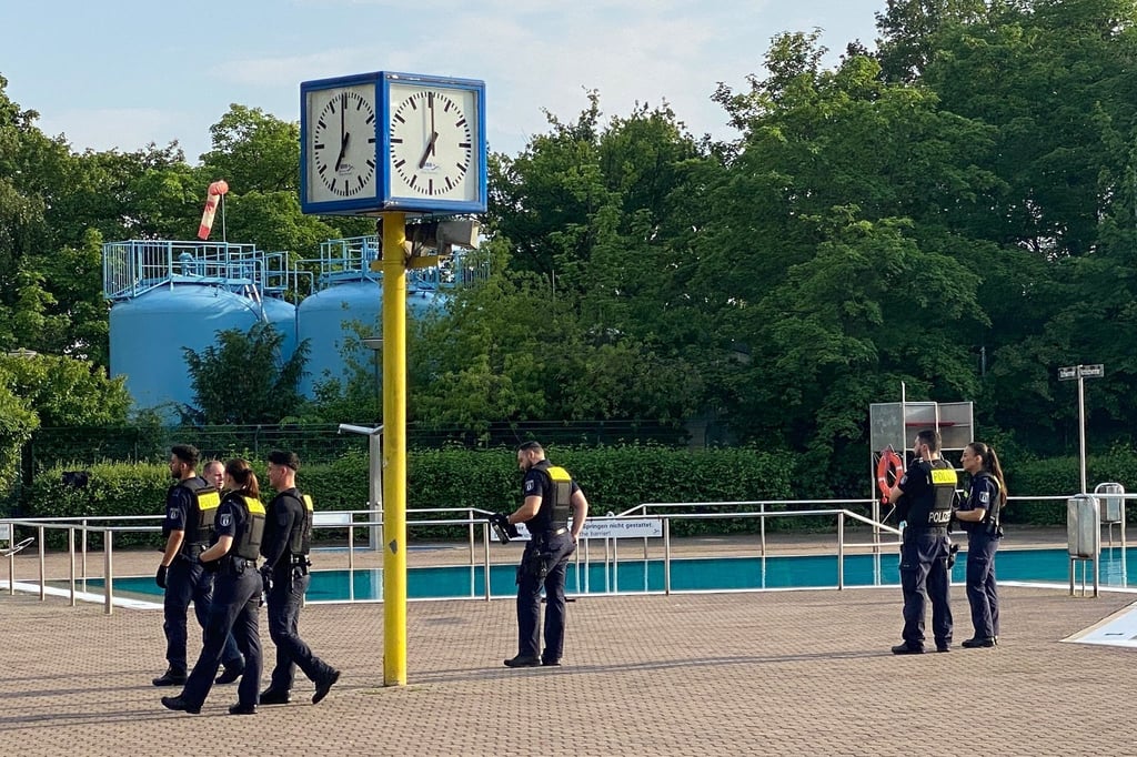 Das Sommerbad Neukölln am Columbiadamm wurde am Mittwochabend von Polizisten geräumt. Erneut ist es in einem Berliner Freibad zu einem Polizeieinsatz wegen einer Auseinandersetzung gekommen.