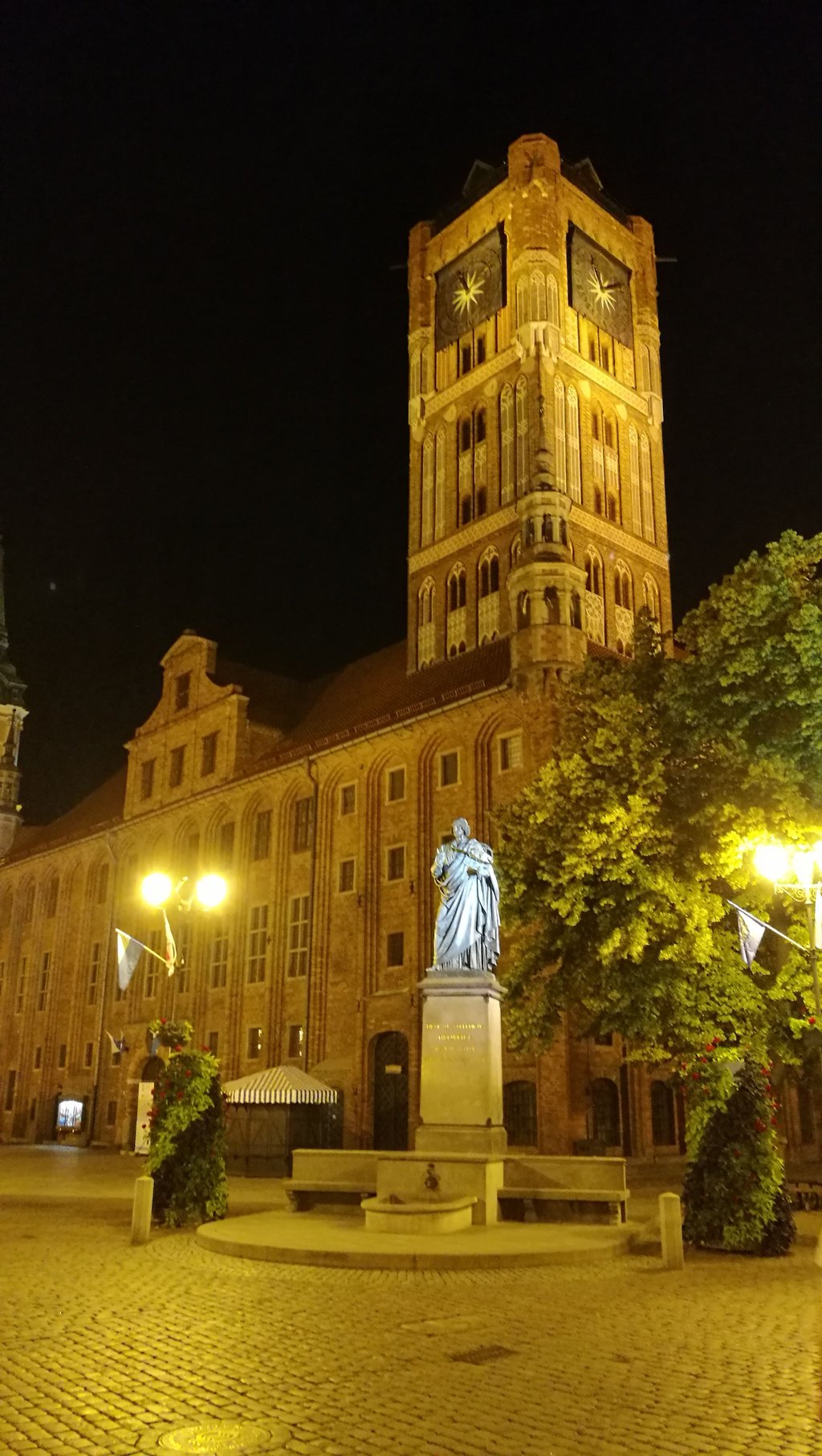 Das alte Rathaus der polnischen Hansestadt Torun, davor das Kopernikus-Denkmal. Der Astronom Nikolaus Kopernikus wurde in der Stadt geboren.