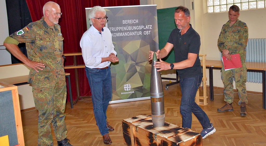 Eine Kasseler Firma erprobte auf dem Klietzer Platz vor vier Jahren ein völlig neuartiges Artilleriesystem. Zur Erinnerung an die gute Zusammenarbeit wurde dieses Replikat einer solchen 155-Millimeter-Granate an Kommandeur Roman Jähnel (links) übergeben.