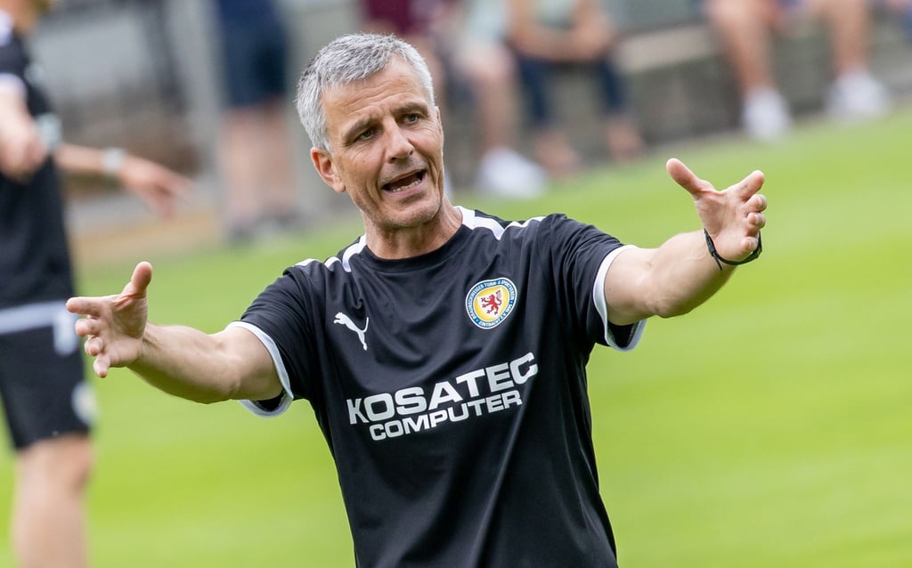 Braunschweigs Trainer Jens Härtel gestikuliert.