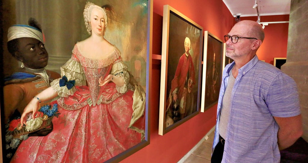 Kurator Martin Kühnel steht in der neuen Dauerausstellung des Museums an den beiden Gemälden, deren Geheimnis er gelüftet hat.