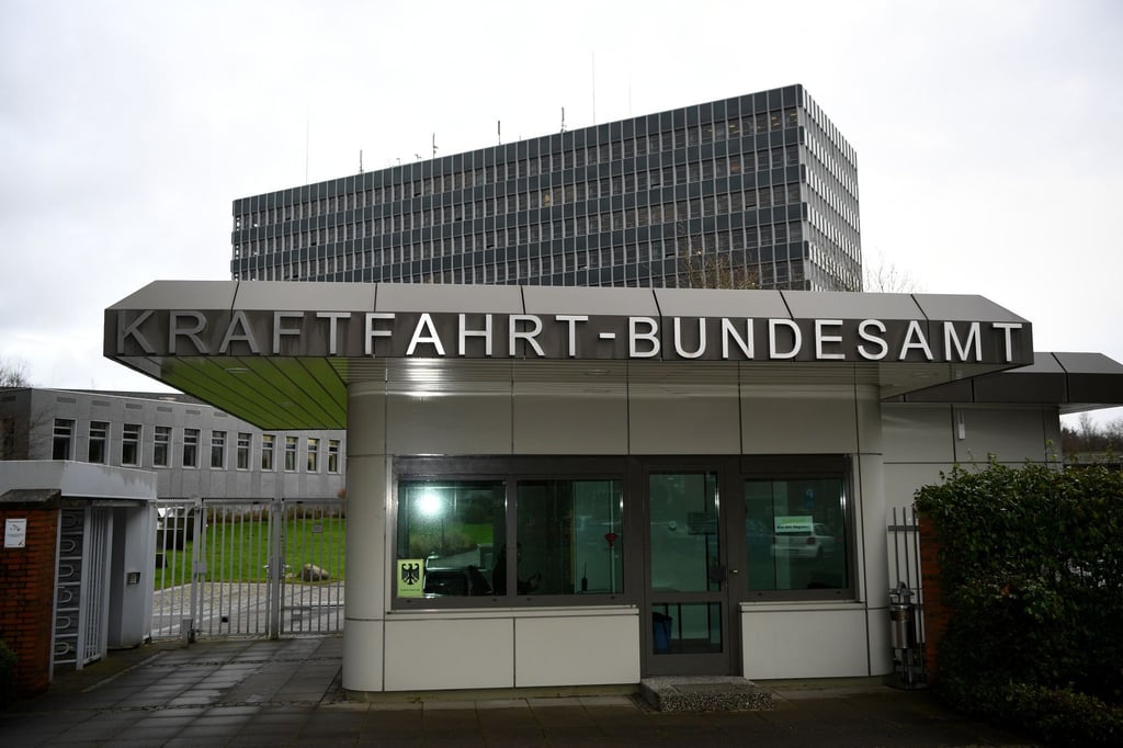 Das Kraftfahrtbundesamt hat mehr als 26.000 Wohnmobile von Knaus Tabbert zurückgerufen. Grund sind Verkleidungsteile der B-Säulen, die sich lösen könnten.