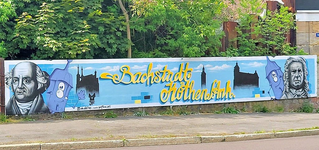 Johann Sebastian Bach, Samuel Hahnemann und Stadt-Maskottchen Halli sind die Hingucker am Köthener Bahnhofsgelände.