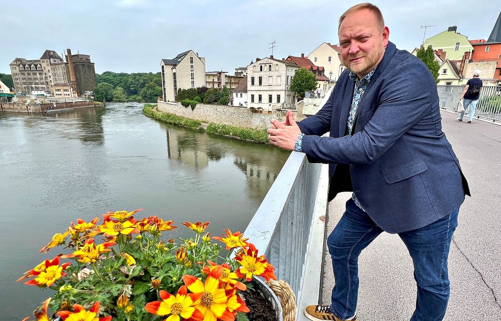 Bernburgs Citymanager Roger Warthemann möchte Blumen auf der Fußgängerbrücke pflanzen lassen, um die Stadt attraktiver zu machen.