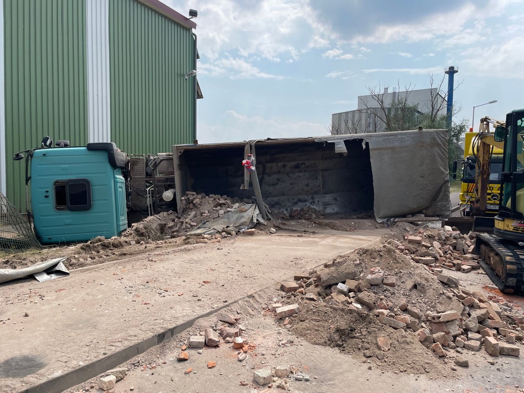 Der Lkw, der den Glindenberger Weg in Magdeburg blockiert, hatte Bauschutt geladen.